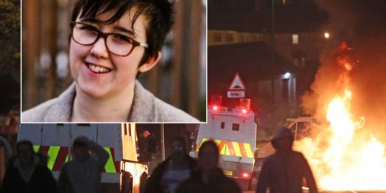 Gazeteci Lyra McKee haber takibi sırasında katledildi
