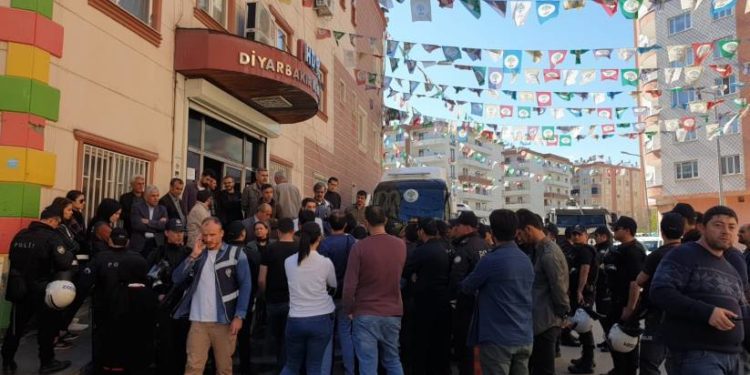 İşgalci polisler HDP il binasını bir kez daha ablukaya aldı