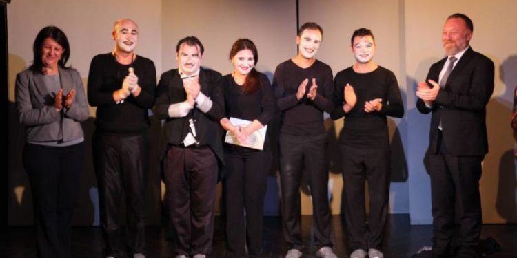 Amed tiyatro festivali “Hakikat Özgür Kılar” sloganıyla başladı