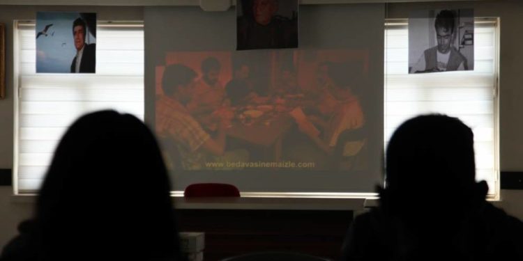 Dicle Üniversitesi Demokratik Öğrenci Derneği katledilen gazetecileri andı