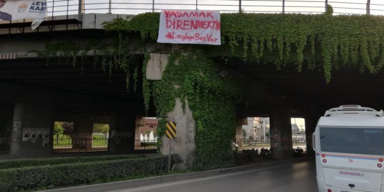 Adana’da gençler “Yaşamak Direnmektir” pankartı astı