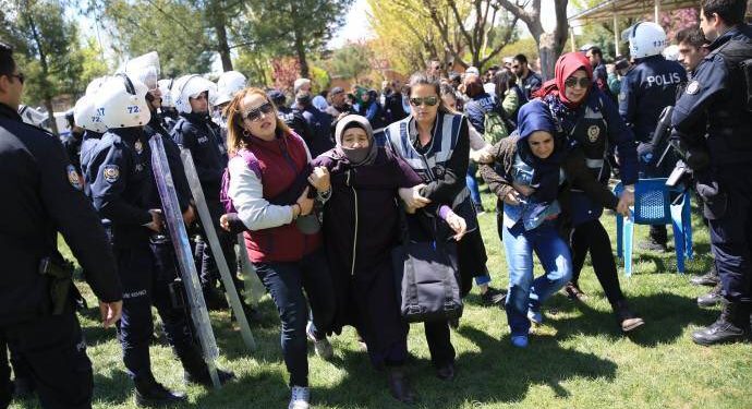 SON DAKİKA – Êlîh’de işgalci polis tutsak yakınlarına saldırdı: En az 20 yurttaş gözaltına alındı – YENİLENDİ