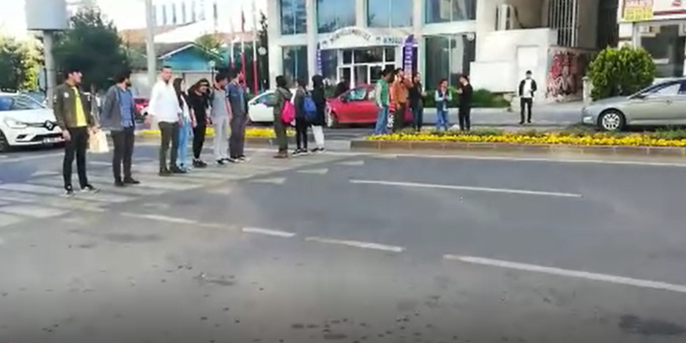 Lise gençliğinden yol kapatma eylemi