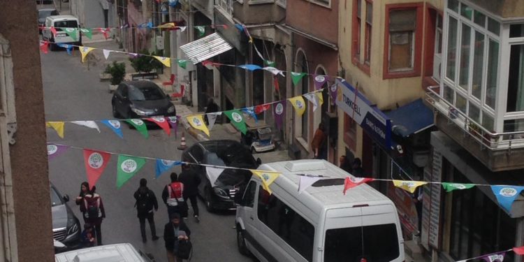 HDP İstanbul il binası ablukaya alındı