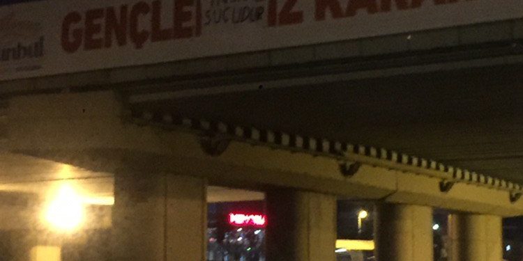 İstanbul gençliğinden pankart asma eylemi