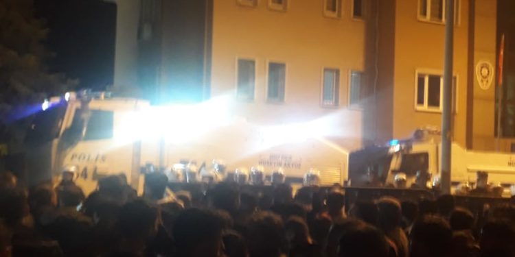 Gençler, faşist Türk polisinin saldırısına özsavunma ile cevap verdi