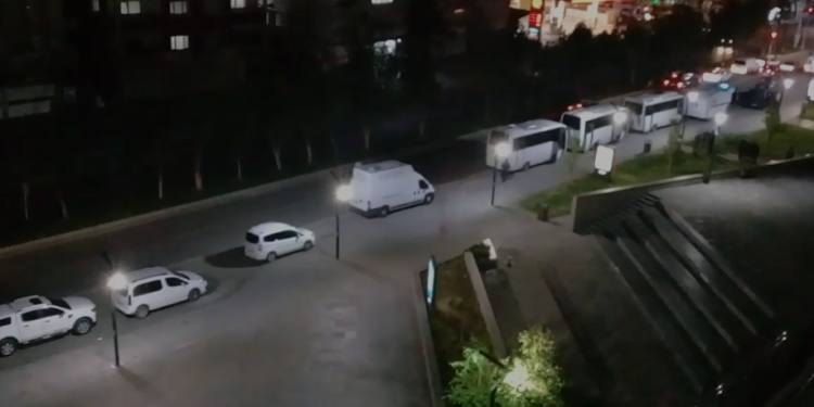 İşgalci Türk polisi Amed Şehir Tiyatrosu’nun etrafını tutuyor