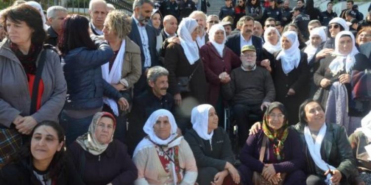 Gebze’deki annelerden işgalci Türk polisleri hakkında suç duyurusu