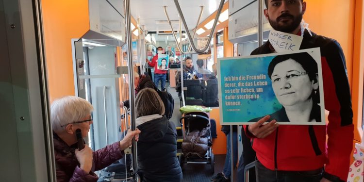 Kürt gençlerinden sessizlik eylemi