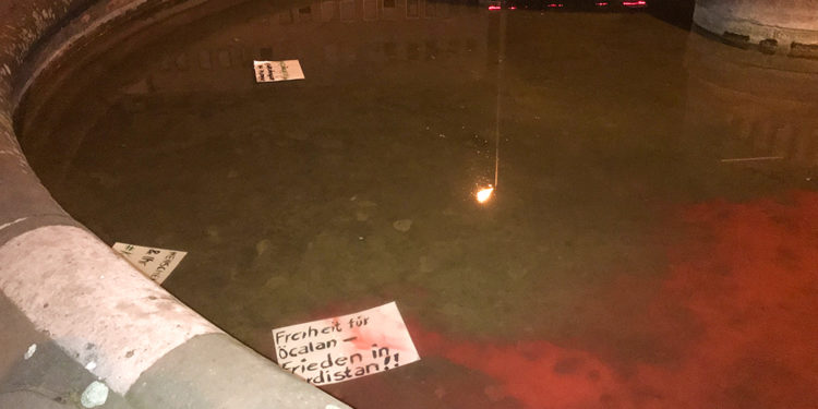 Genç kadınlar Almanya’da bir protesto eylemi yaptı