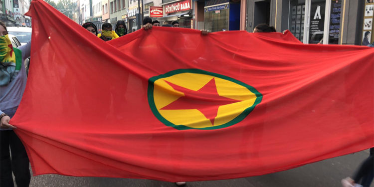 Gençler PKK bayrağıyla faşistlerin sokağında yürüdü ve Ölüm Oruçları’nı selamladı