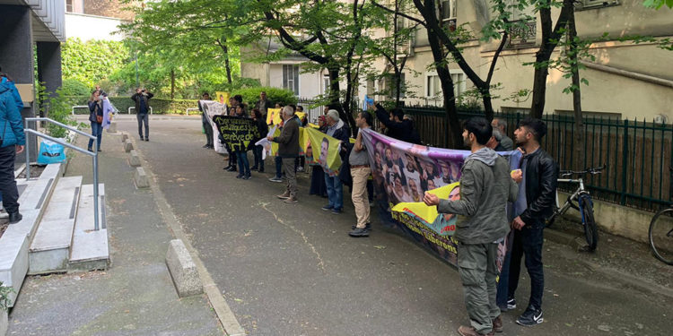 Uluslararası Af Örgütü’nün Paris merkezi önünde sivil itaatsizlik eylemi