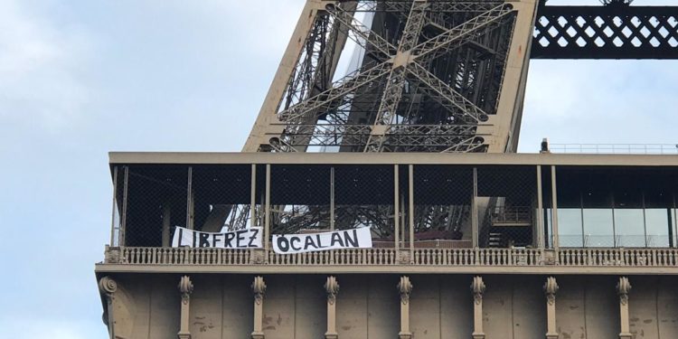 YENİLENDİ – Kürt gençleri Eyfel Kulesi’nde “Öcalan’a Özgürlük” pankartı astı!