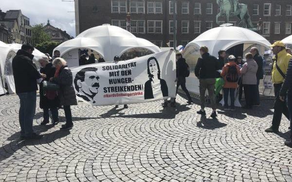 Kürt gençlerinden Düsseldorf’ta sivil itaatsizlik eylemi