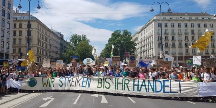 Öğrencilerden dev iklim yürüyüşü