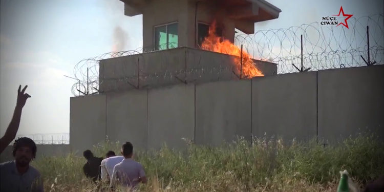 Kobanê gençliğinin işgalci Türk askerlerine karşı özsavunmaya geçtiği anlar