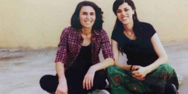 Direnişteki 2 kadın tutsak sürgün edildi