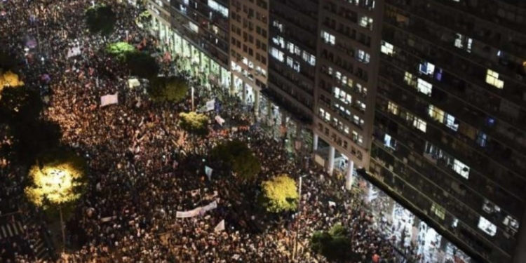 Brezilya’da yüzbinlerce öğrenci sokaklara çıktı