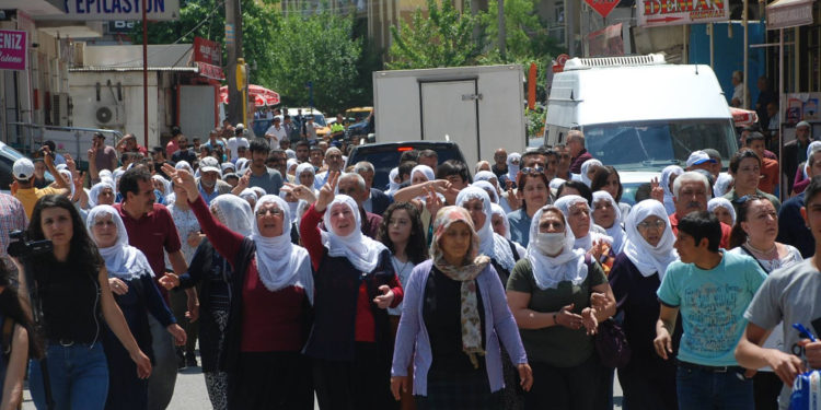 Amed’de anneler tecride karşı yürüdü