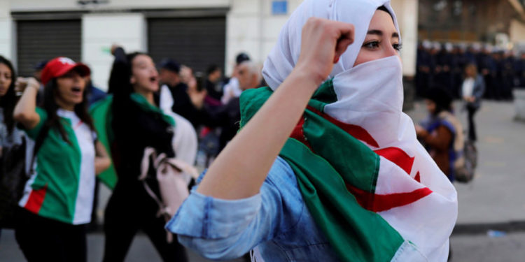 Cezayir’de öğrenciler sokaklarda