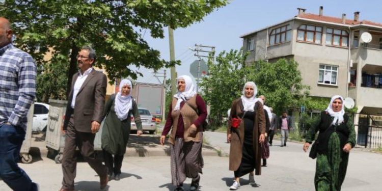 Anneler Gebze hastanesi önünde nöbette