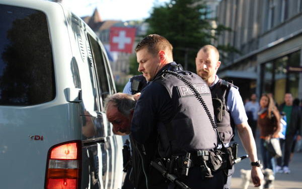 İsviçre polisi, eylemdeki Kürdistanlılara saldırdı