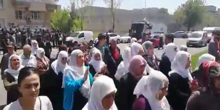 Amed’te tutsak yakınları “Bijî berxwedana zindana” sloganları eşliğinde yürüdü