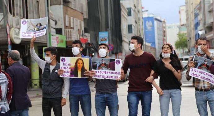 Adana Gençlik Meclisi tecride karşı yolu trafiğe kapattı