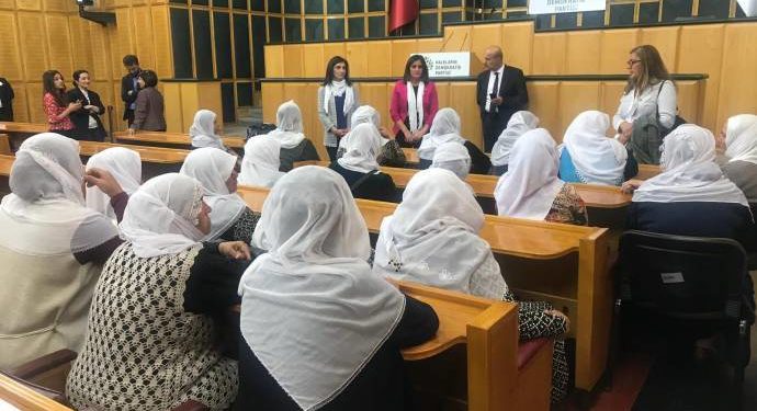 Beyaz tülbentli annelerden Meclis’ten oturma eylemi