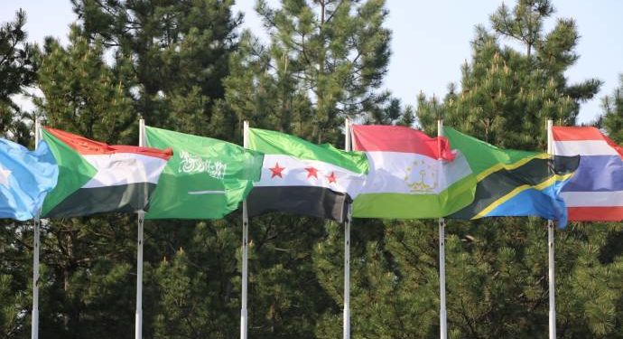 Dilok Üniversitesi rektörü ÖSO çetelerinin bayrağını astı