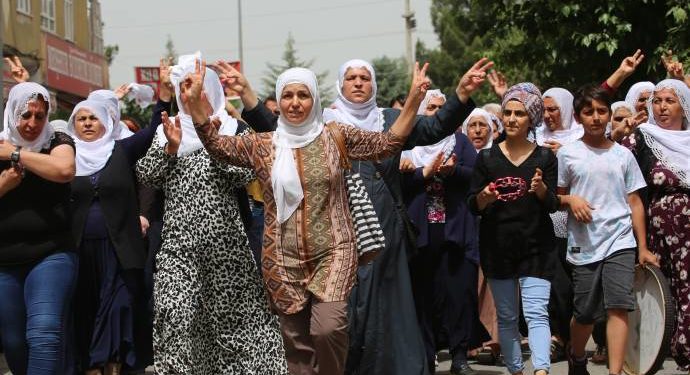 Anneler Amed’de işgalci polis engelini aştı