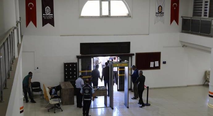 Qoser Belediyesi’de işgalci polis ablukasında