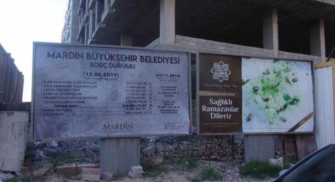 İşgalci Valilik gaspçı kayyumdan kalan borçları bilboardlardan kaldırttı