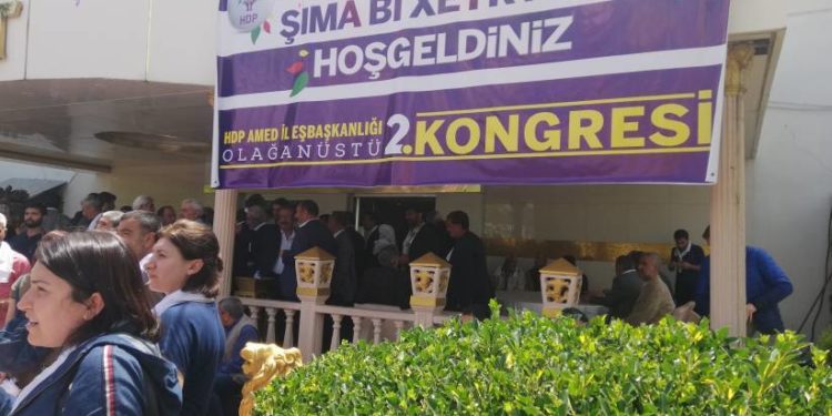 Amed’de kongreye katılan belediye meclis üyeleri gözaltına alındı