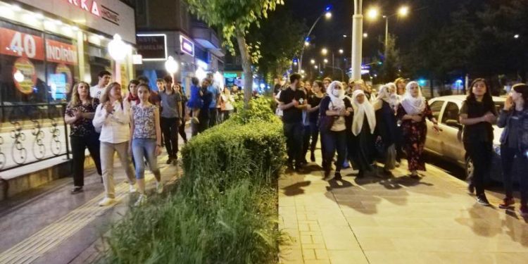 Amed’ten ‘Amed uyuma zindanlara sahip çık’ sloganları yükseldi