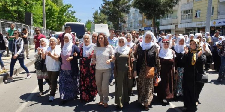 Annelerden faşist saldırılara karşı özsavunma