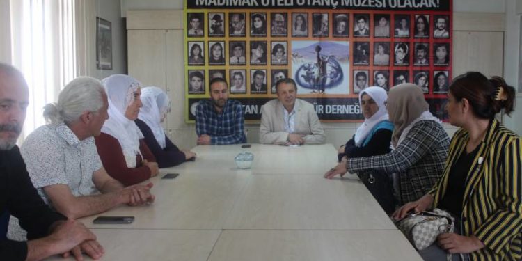 Anneler nöbetlerinin 8’inci gününde dernekleri ziyaret etti