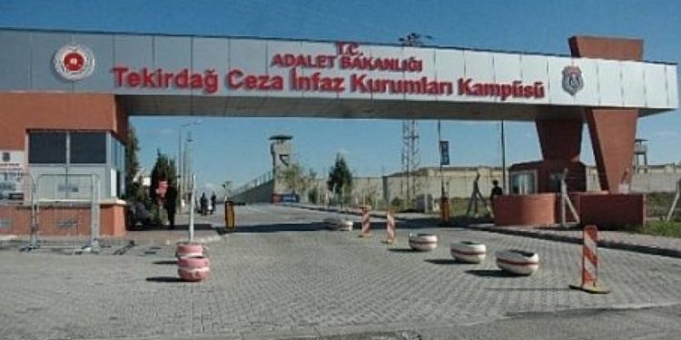 Aylardır açlık grevinde olan direnişçiler ayaküstü muayene edildi