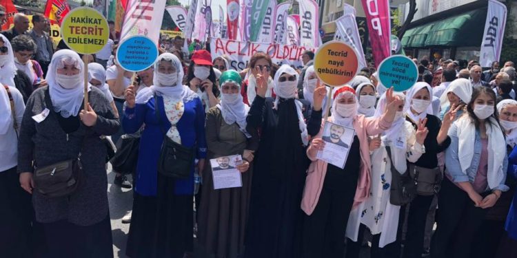 Anneler ‘Beyaz tülbentleriyle” 1 Mayıs kortejinde