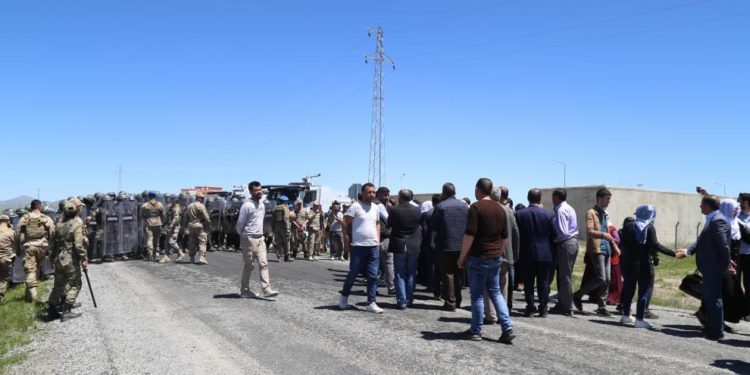 İşgalci Türk askerleri, Patnos Cezaevi önündeki ailelere saldırdı