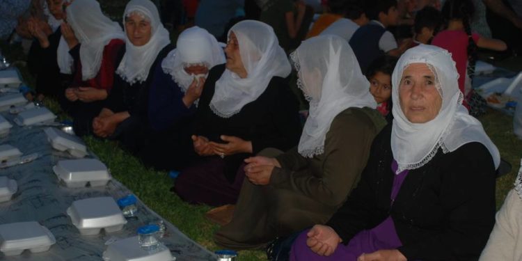 Anneler oruçlarını sadece suyla açtılar
