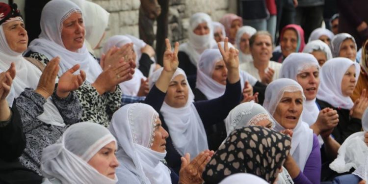 Amed’de direnişçi yakınları sloganlarla alanlarda
