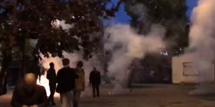 İstanbul’da açlık grevleri için meşaleli yürüyüş