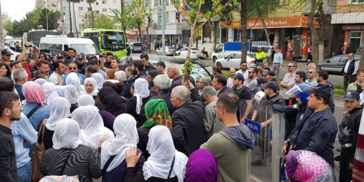 SON DAKİKA – Amed’de işgalci polisler tutsak yakınlarına saldırdı