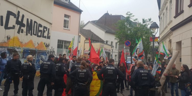 YENİLENDİ – Bonn’daki 1 Mayıs’a tecrit protestoları damga vurdu