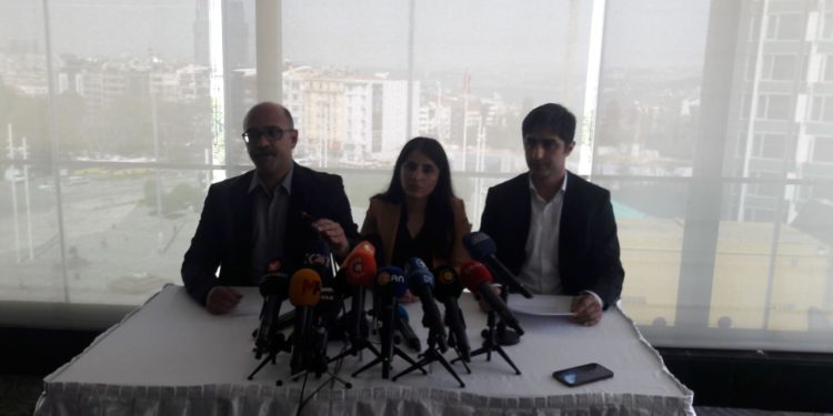 SON DAKİKA – Halklar Önderi Öcalan’la görüşme yapan Avukatlar açıklama yapıyor