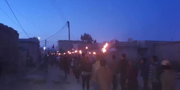 Rojavalı gençler Nisêbîn sınırına doğru yürüyor