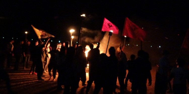 Kobanêli gençler tecride karşı sınıra yürüdü