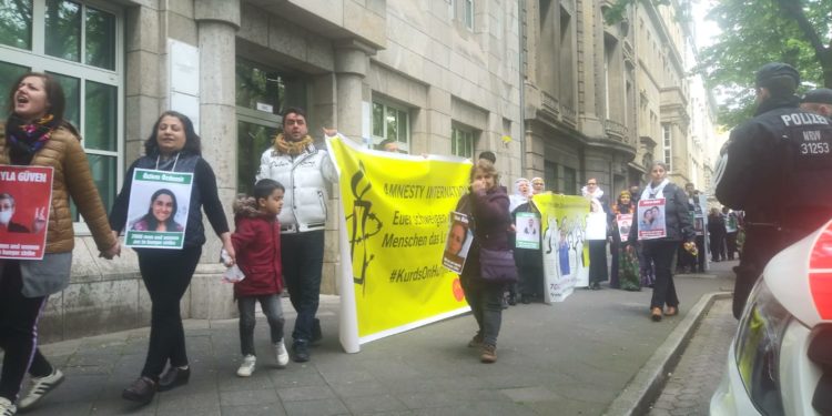 Düsseldorf’ta binlerce yurttaştan insan zinciri eylemi