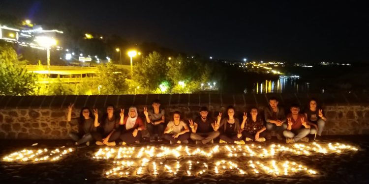 Gençler tecride karşı Ongözlü Köprü’de mum yaktı